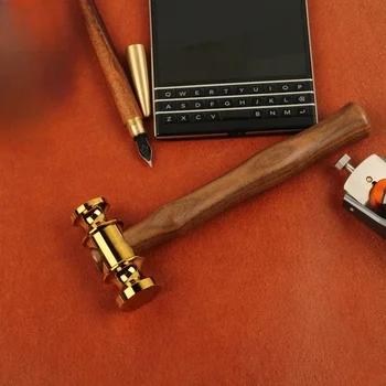 НОВЫЙ маятниковый молоток из цельной латуни Зеркально отполированный молоток с деревянной ручкой, покрытой латунью 18 карат, Молоток для кожевенного ремесла Мастерская DIY Tools